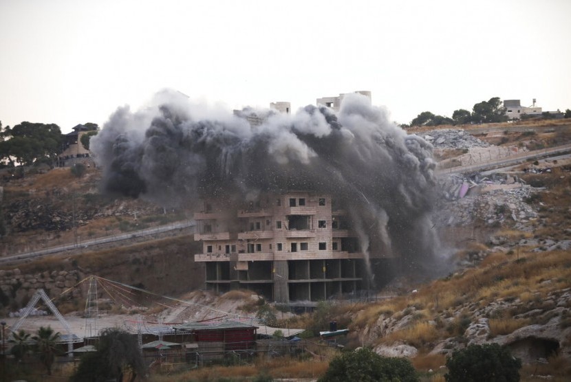 Militer Israel menghancurkan bangunan milik warga Palestina di Sur Baher, Yerusalem Timur, Senin (22/7) waktu setempat. 