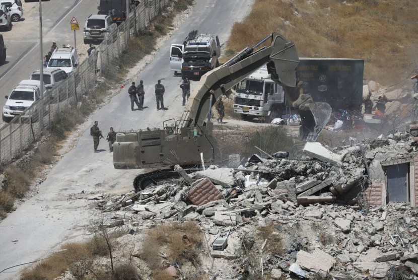 Militer Israel menghancurkan bangunan milik warga Palestina di Sur Baher, Yerusalem Timur, Senin (22/7) waktu setempat. Pendudukan Israel memperburuk krisis ekonomi Palestina.