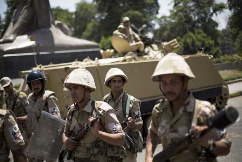 Militer Mesir berjaga di dekat Universitas Kairo, Kamis (4/7).