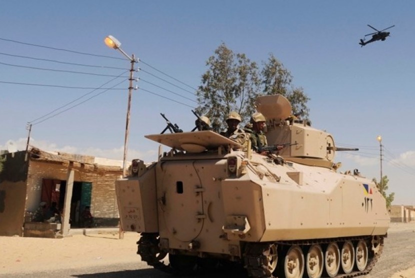 Terjadi baku tembak antara polisi Mesir dan anggota ISIS di Sinai. Ilustrasi militer Mesir berpatroli di kawasan Sinai utara.