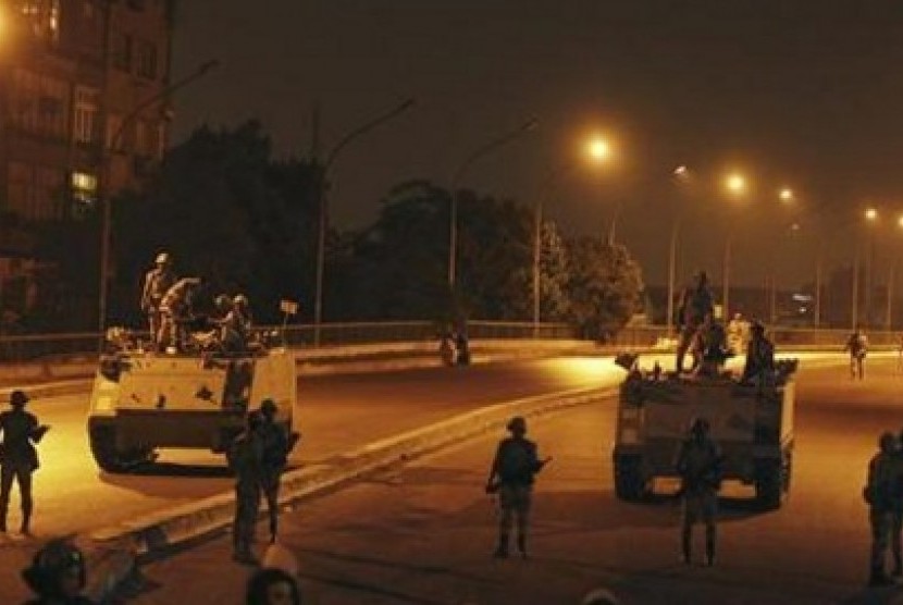 Militer Mesir bersiaga di jalanan Ibu Kota Kairo