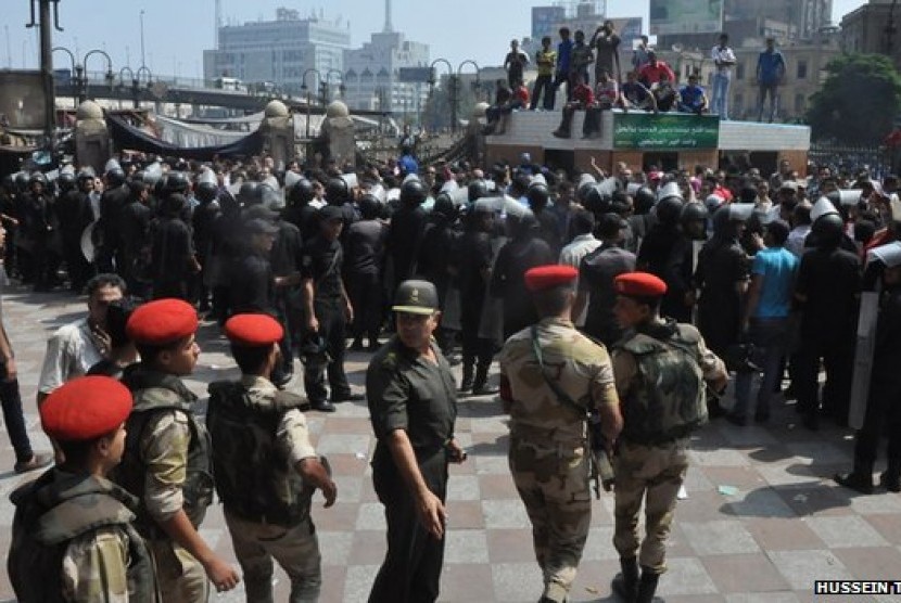 Militer Mesir melakukan pengamanan di sekitar masjid tempat berkumpul massa pendukung Muhammad Mursi