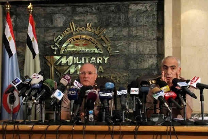 Militer Mesir memberi keterangan pers terkait pemindahan pemerintahan sipil.