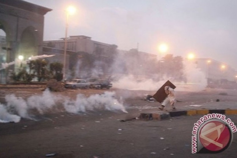 Militer Mesir saat menyerang warganya yang sedang berunjuk rasa