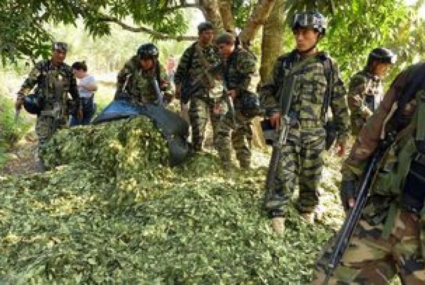 Militer Peru mengamankan karung berisi koka yang digunakan untuk perdagangan narkoba.