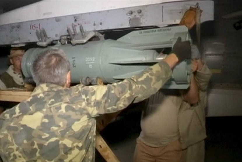 Militer Rusia memasang rudal di pesawat Sukhoi untuk menyerang basis ISIS di Suriah.