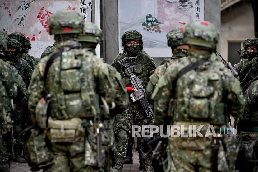  Militer Taiwan bereaksi selama latihan perang kota di Kaohsiung, Taiwan, 06 Januari 2022. Latihan tersebut mensimulasikan tanggapan militer selama serangan musuh di tengah meningkatnya ketegangan militer antara China dan Taiwan. 