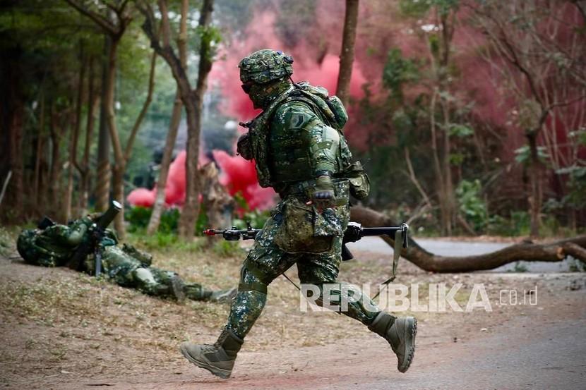  Militer Taiwan bereaksi selama latihan perang kota di Kaohsiung, Taiwan, 06 Januari 2022. Latihan tersebut mensimulasikan tanggapan militer selama serangan musuh di tengah meningkatnya ketegangan militer antara China dan Taiwan. 