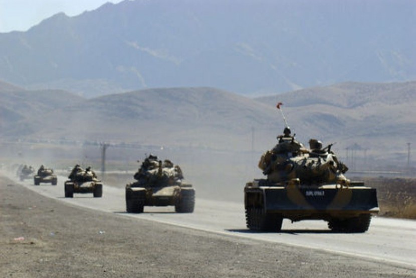 Militer Turki menggelar latihan dekat perbatasan Suriah.