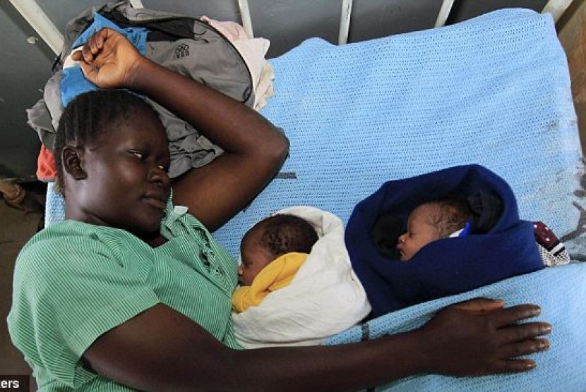 Millicent Ouwor (kiri) menamai dua bayi laki-laki kembarnya Obama dan Romney.