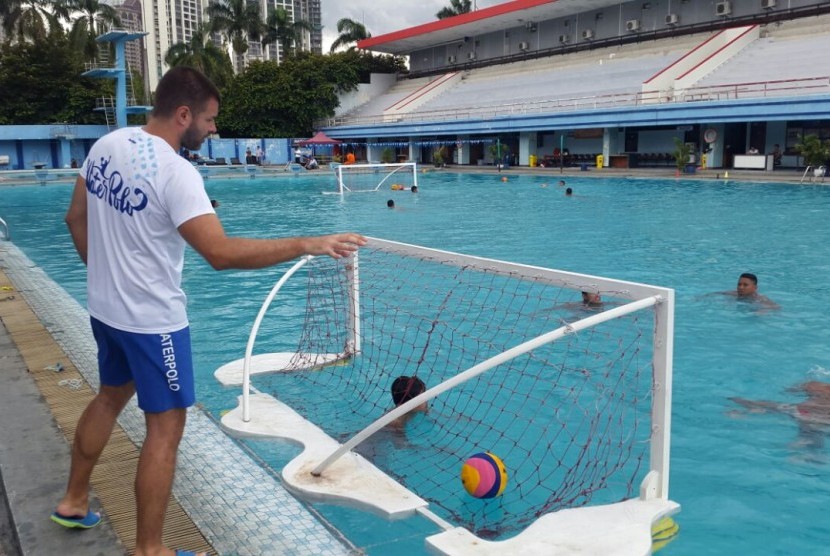 Milos Sakovic memantau para pemain polo air di kolam renang GOR Simprug, Jakarta.