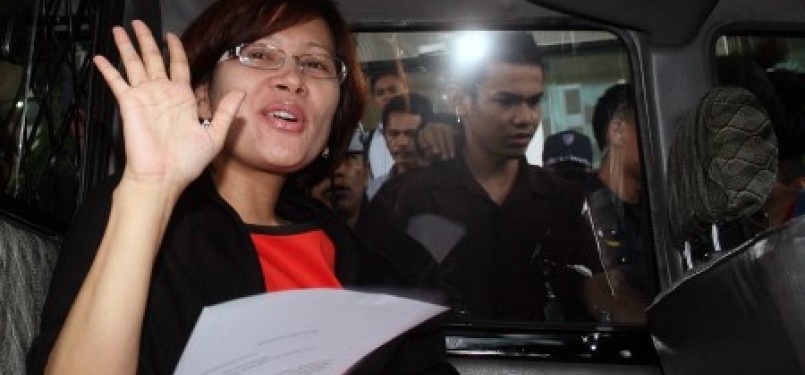 Mindo Rosalina Manullang memasuki mobil tahanan seusai menjalani pemeriksaan lanjutan oleh penyidik KPK, di Gedung KPK, Jakarta.