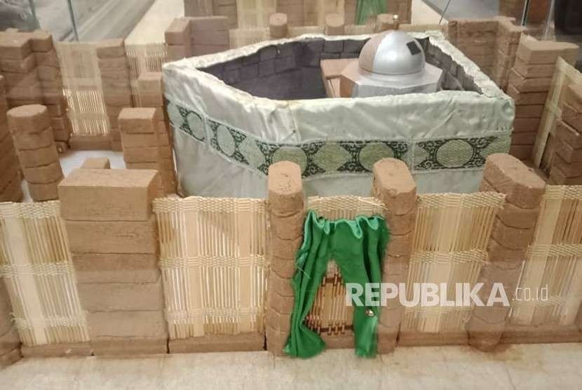 Miniatur bangunan Makam Rasulullah setalah diimbuhi kubah pada abad ke-13 di Museum Al Dar Madinah.