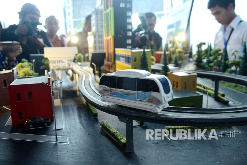 Miniatur kendaraan Metro Kapsul usai Pencanangan Proyek  LRT Metro Kapsul Bandung, di Jalan Dalemkaum, Alun-alun Kota Bandung, Senin (12/2).