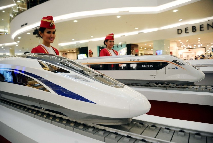 China Luncurkan Prototipe Baru Kereta Levitasi Magnetik. Miniatur kereta cepat diperlihatkan dalam pameran 