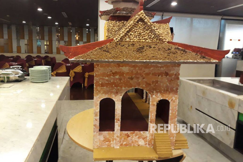 Miniatur Masjid Cheng Ho berbahan cengkeh dipajang selama Ramadhan di Hotel Harris Malang, Jawa Timur.