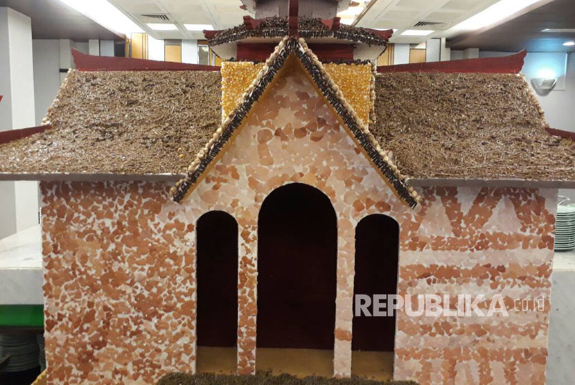 Miniatur Masjid Cheng Ho berbahan cengkeh dipajang selama Ramadhan di Hotel Harris Malang, Jawa Timur.