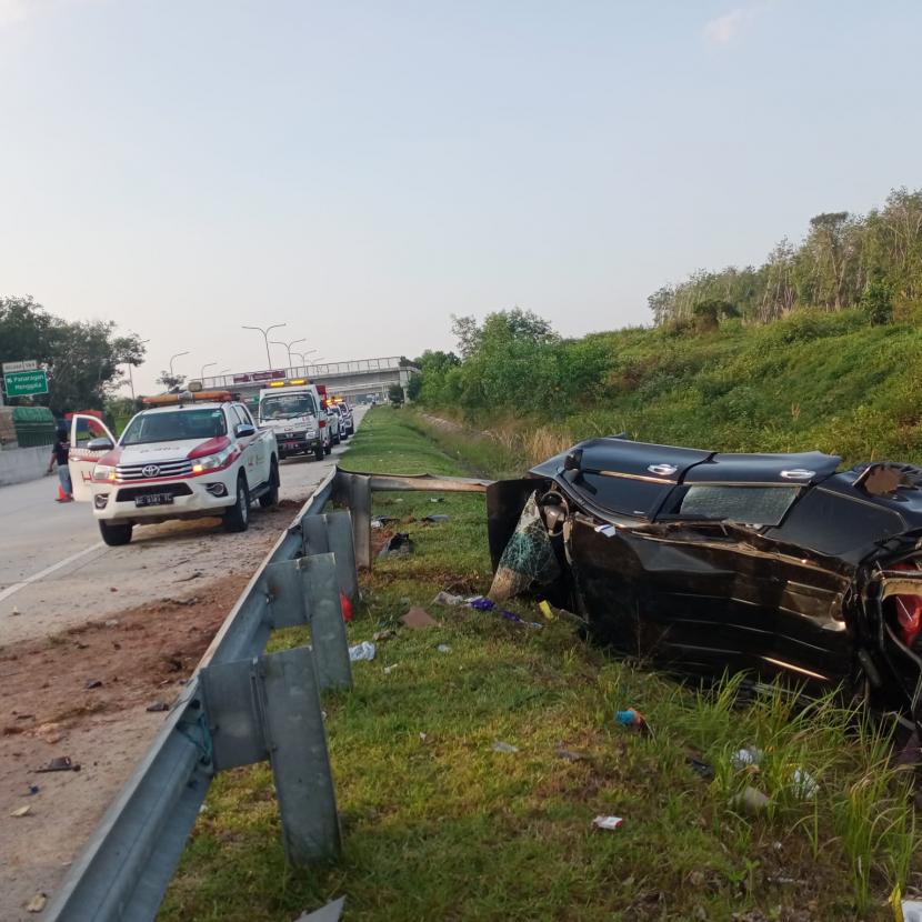 Minibus Avanza terguling di ruas Jalan Tol Lampung, empat meninggal dunia, lima luka-luka, Selasa (21/9). 