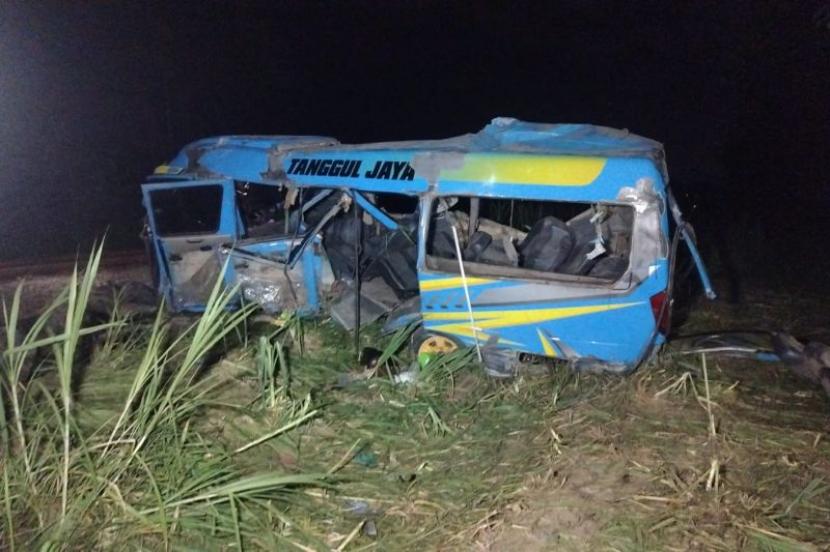 Minibus ringsek usai tertabrak Kereta Probowangi di Desa Ranupakis, Kecamatan Klakah, Kabupaten Lumajang, Jawa Timur, Ahad (19/11/2023) malam WIB.