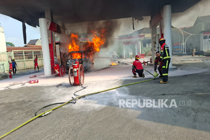 Minibus Terbakar Saat Mengisi BBM di SPBU Jalan Mahar Martanegara, Kelurahan Utama, Kecamatan Cimahi Selatan, Kota Cimahi, Sabtu (11/10/2025).