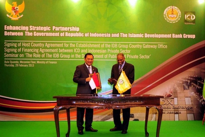 Minister of Finance Agus Martowardojo (left) and President of Islamic Development Bank Ahmad Mohamed Ali Al-Madani sign Host Country Agreement in Jakarta on Feb.28 to officially opens IDB office in Indonesia. 