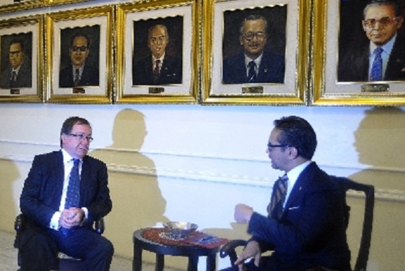 Minister of Foreign Affairs Marty Natalegawa (right) discusses bilateral issues including geothermal project with the visiting New Zealand Minister of Foreign Affairs, Murray McCully in Jakarta on Tuesday.  