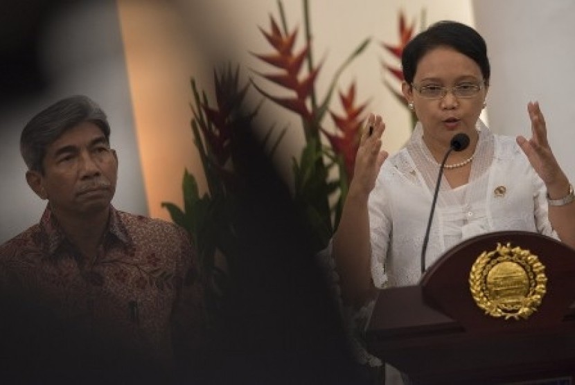 Minister of Foreign Affairs Retno Marshdi (right) speaks befor the press on Wednesday, Oct 29, 2014.