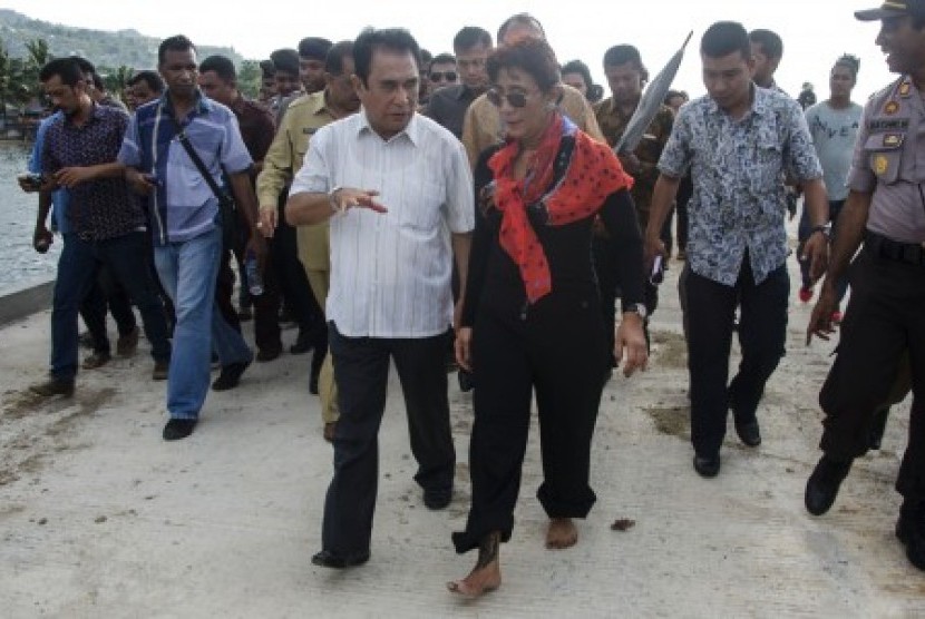  Minister of Maritime and Fishery Affairs Susi Pudjiastuti walks in bare foot during her visitin Ambon, Maluku, on Thursday.  