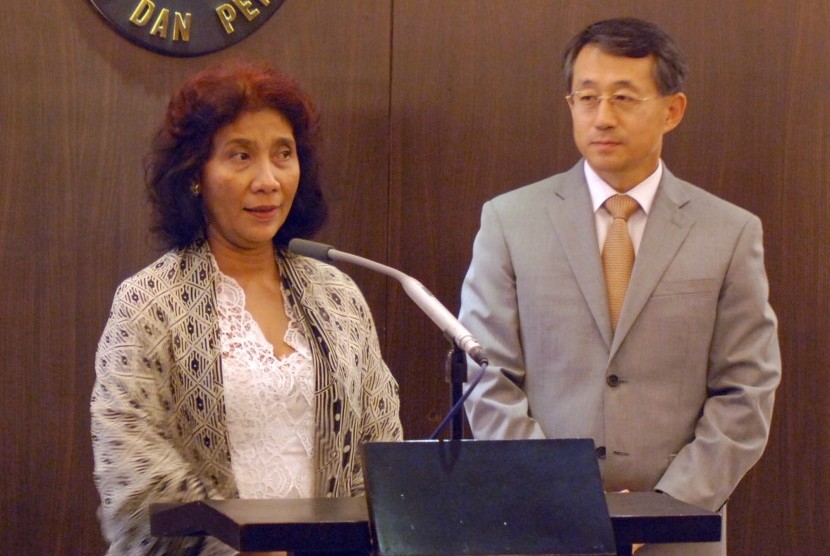 Minister of Maritime and Fishery Affairs Susi Pudjiastuti (left) and Ambassador of South Korea Cho Tai-Young in Jakarta on Thursday, Nov 13.