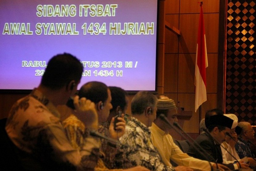 Minister of Religious Affairs Suryadharma Ali chairs a session in Jakarta to determine Shawwal 1 when Muslim celebrate it as Eid al Fitr. All participants decide that the Islamic festivity falls on Thursday, August 8, 2013.   