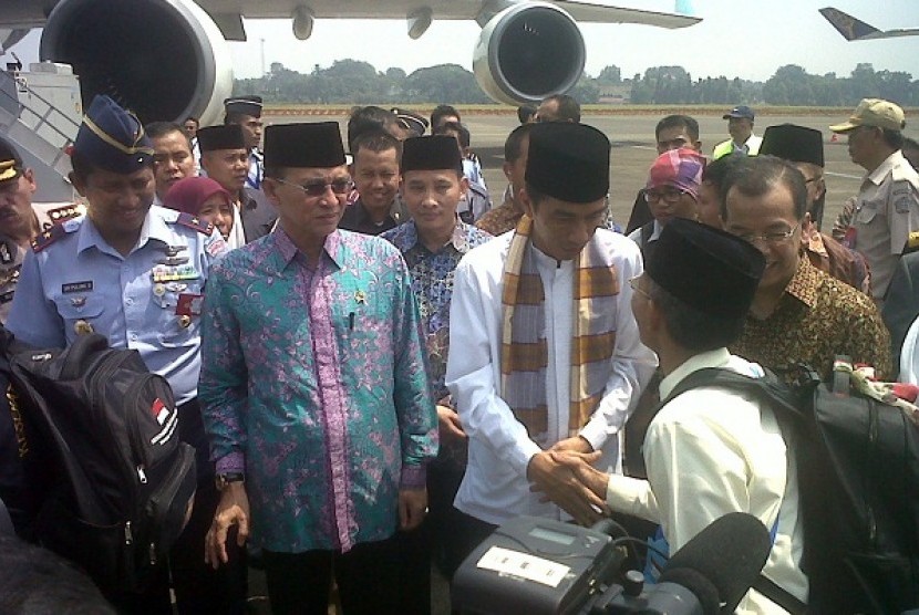 Minister of Religious Affairs Suryadharma Ali (second from left) and Governor of Jakarta Joko Widodo (in white) see the hajj pilgrims off from Halim Perdanakusuma Airport in Jakarta on Tuesday. 