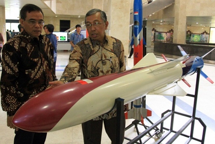  Minister of Research and Technology Gusti Muhammad Hatta (right) and head of National Institute of Aeronautics and Space (LAPAN) Bambang S Tejasukamana. (file photo)