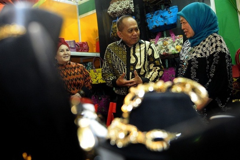 Minister of Small Medium Enterprises, Sjarifuddin Hasan (center) visits Muslim World Biz 2012 in Jakarta.  