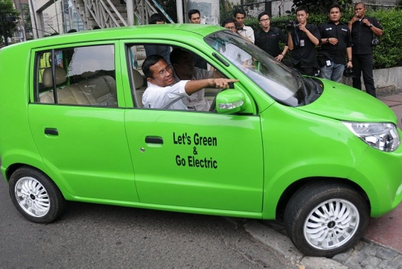 Minister of State Owned Enterprises, Dahlan Iskan, has a test drive the Indonesian made elcetric car for 48 kilometer on Monday.   