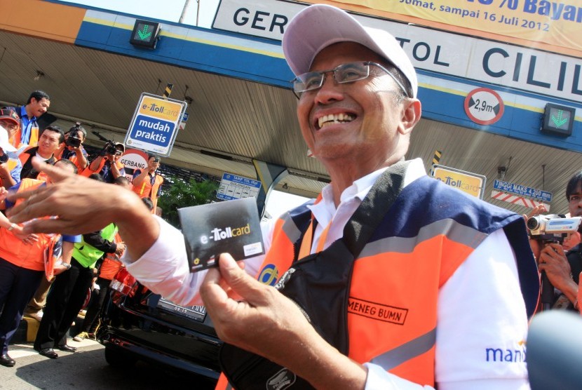 Minister of State Owned Enterprises, Dahlan Iskan, sells e-Toll Card in Cilitan Tol Gate, Jakarta, Monday.