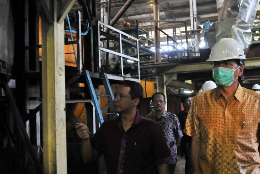Minister of Trade, Gita Wirjawan (right) inspects a sugar manufacturer in Kudus, Central Java, on Saturday.  