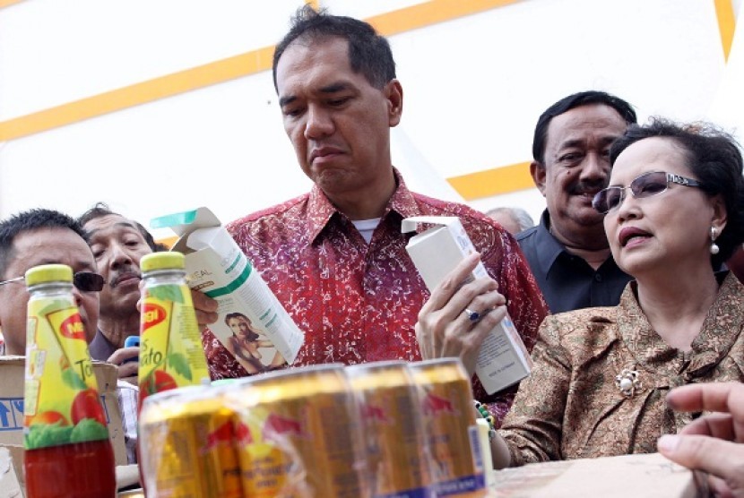 Minister of Trade, Gita Wiryawan (left) checks some illegal products confiscated from Aviari Market in Batam on Monday. National Agency of Drug and Food Control (BPOM) seized 950 illegal import products and toxic cosmetic products  from surprise inspection