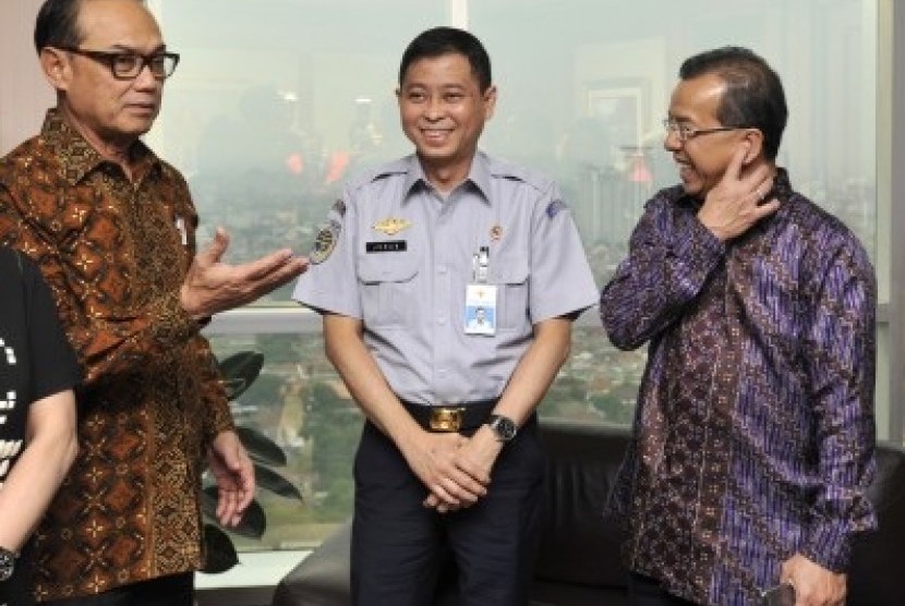 Minister of Transportation Ignasius Jonan (center) talks with General Chairman ofKADIN, Suryo Bambang Sulistiyo (left) and one of Deputy at KADIN, Emirsyah Satar in Jakarta on Friday, Nov 14.