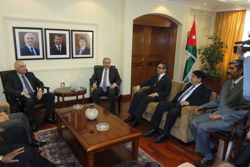 Ministers from Indonesia (3rd from right), Jordan, and Egypt meet after the NAM Ministerial Commitee on Palestine was prevented from holding a special meeting in Ramallah, Palestine on Sunday. 