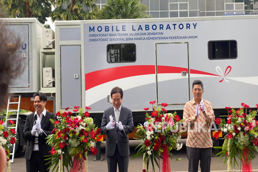 Ministry of Land, Infrastructure and Transport (MOLIT) atau Kementerian Pertanahan, Infrastruktur dan Transportasi Republik Korea menghibahkan Mobile Laboratory kepada Direktorat Jenderal Bina Marga Kementerian Pekerjaan Umum pada hari Selasa (18/11/25) di Bandung. 
