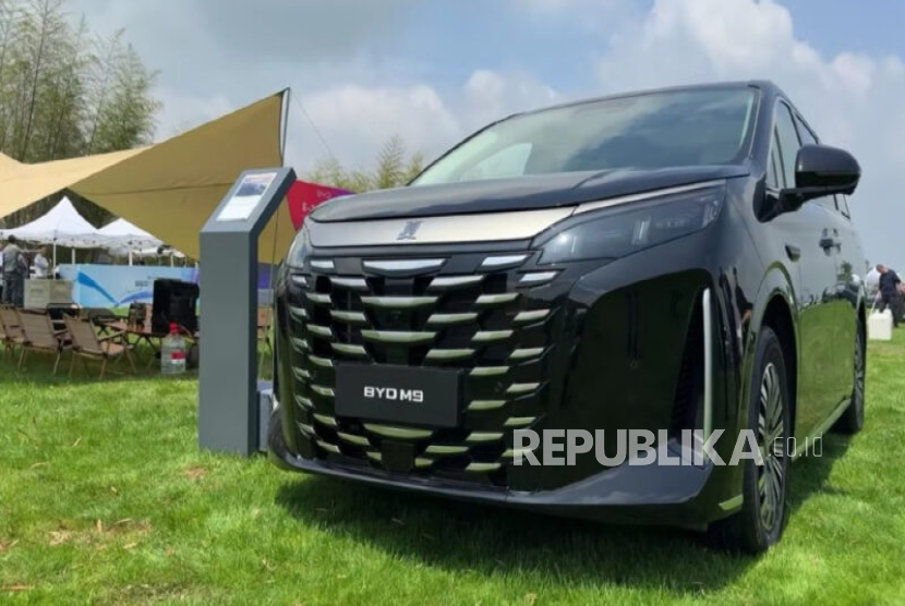 Minivan BYD M9 adalah mobil besar dengan dimensi 5145/1970/1805 mm dan jarak sumbu roda 3.045 mm.