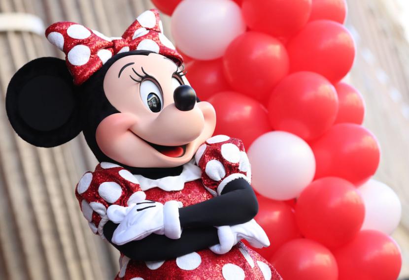 Minnie Mouse terkenal dengan gaun merah polkadotnya. Untuk merayakan ulang tahun Disneyland Paris, Minnie mendapat gaun baru rancangan Stella McCartney, desainer yang juga anak musisi legendaris Paul McCartney.