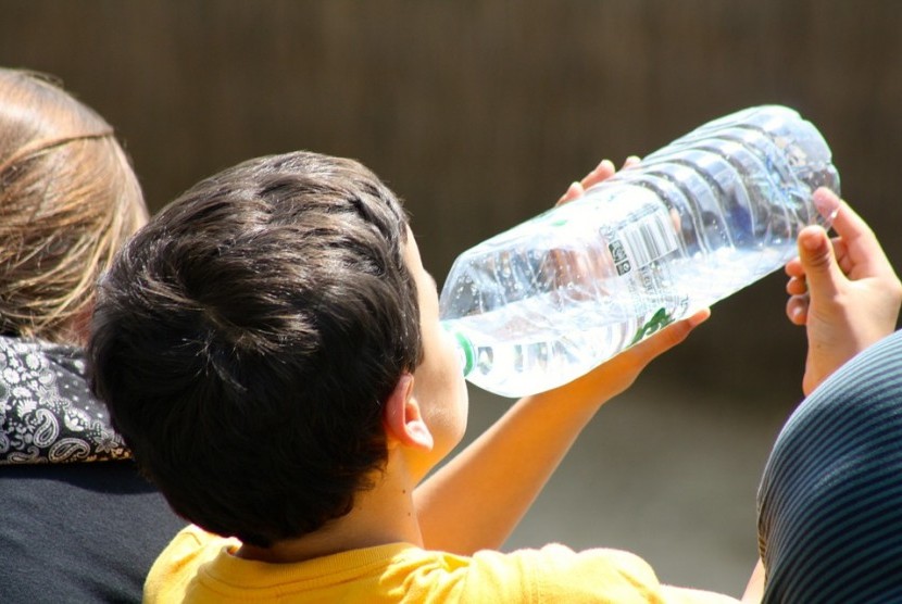 Orang yang hanya meminum air botol kemasan setiap hari bisa tanpa sadar mengonsumsi 90 ribu mikroplastik per tahun. (Ilustrasi)