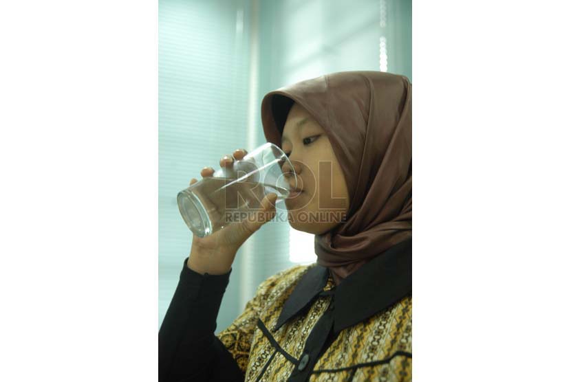 Minum air putih (ilustrasi).