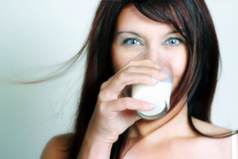Minum susu bisa cegah osteoporosis.