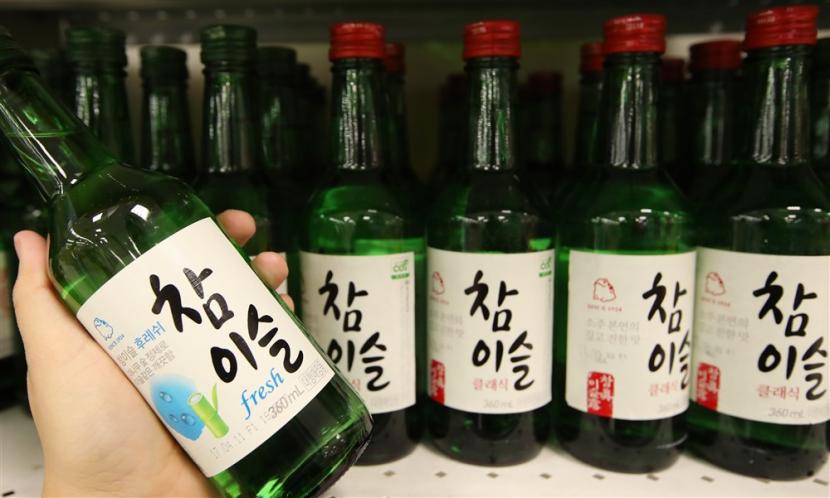 Minuman beralkohol, soju, dari Korea Selatan. Di Indonesia, ada produk soju halal yang tidak mengandung alkohol. Namun, LPPOM MUI menegaskan produk tersebut tidak bisa mendapatkan sertifikat halal karena sejumlah alasan. (ilustrasi)