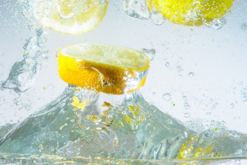 Air lemon. Perempuan muda banyak yang meyakni air lemon bermanfaat untuk kesehatan organ intim dan mencegah kehamilan.