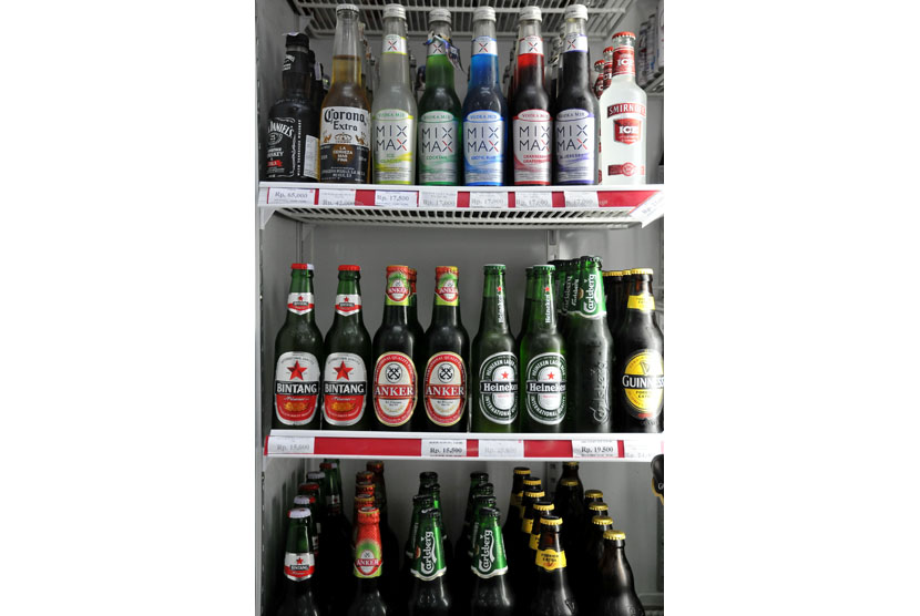 Minuman beralkohol di minimarket. (Prayogi/Republika)
