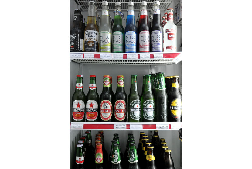 Minuman beralkohol di minimarket. (Prayogi/Republika)