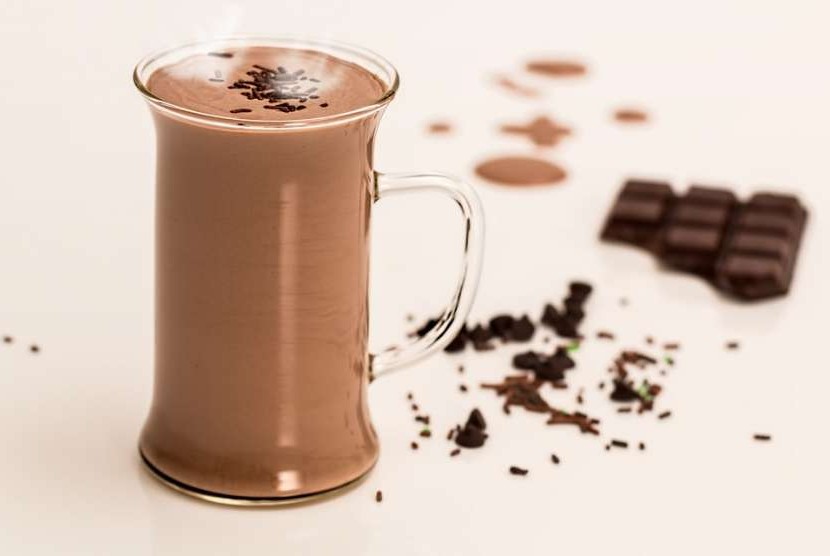 Minuman hot cocoa tak sama dengan hot chocolate. Cokelat panas terbuat dari potongan cokelat yang dicampur dengan air panas.